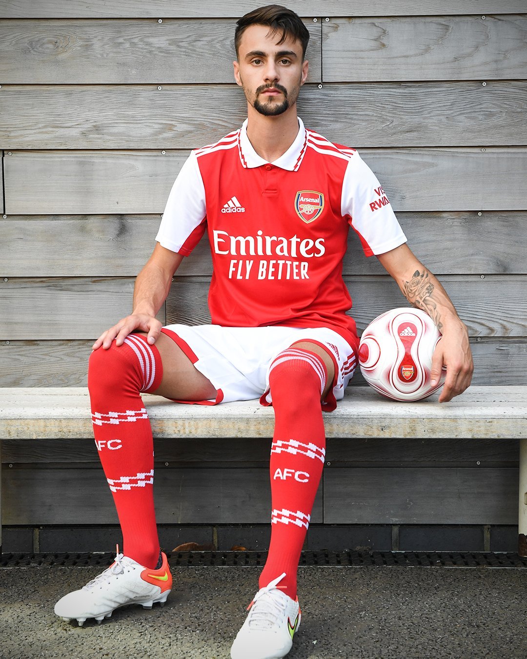 英雄联盟-英超赛程吃紧，塞维利亚冲刺阶段复出首秀，质疑声仍在，团队化学反应显著的简单介绍